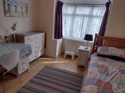 Large sunny bedroom in Parkstone, Poole Main Photo