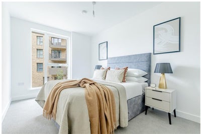 Beautiful double Bedroom with Ensuite  Available Main Photo
