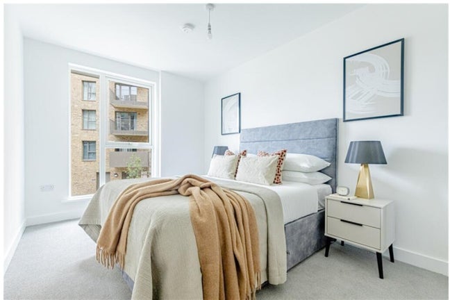Beautiful double Bedroom with Ensuite  Available Main Photo