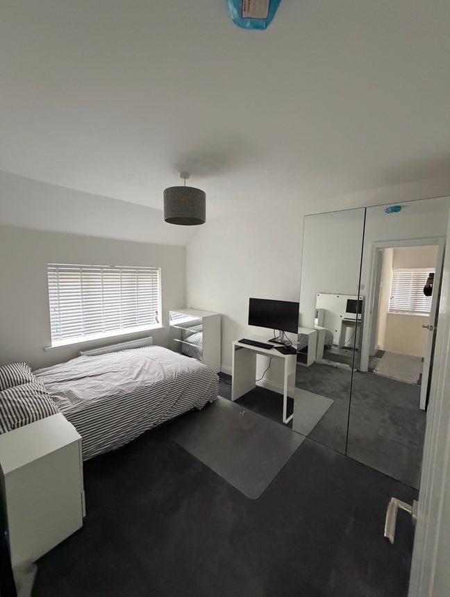Newly refurbished home - near hospital and uni Main Photo