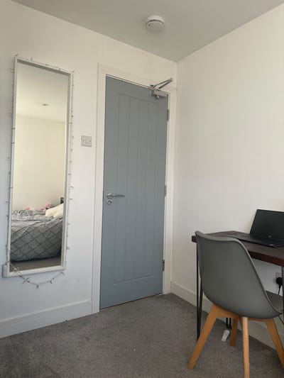 Female-Only Student Room Available in Portsmouth Main Photo