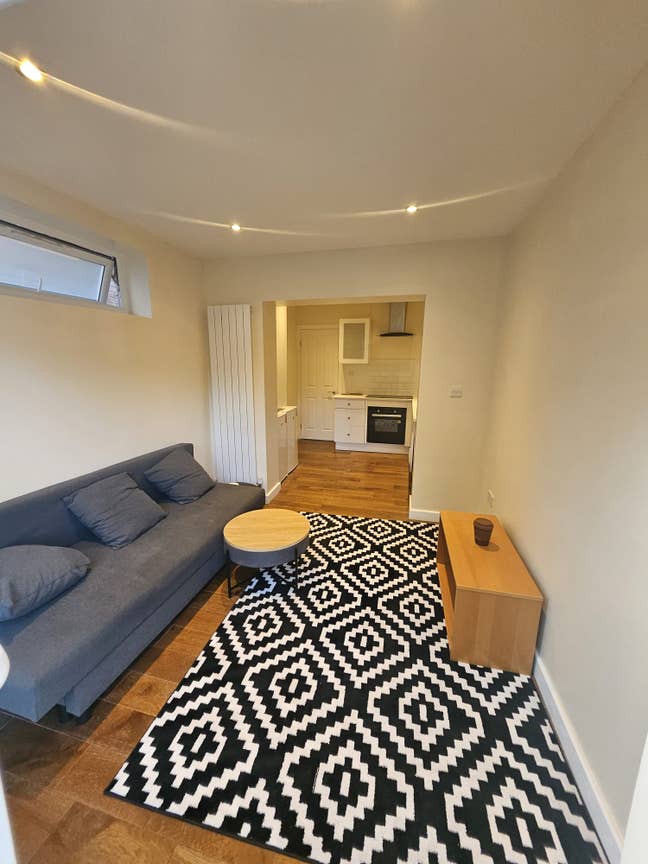 Modern, self-contained 1 bed flat -  granny annex Main Photo