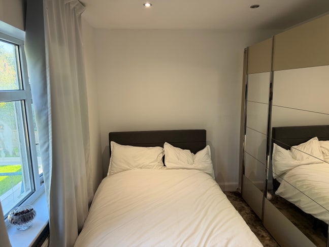 Furnished Double Room with Private Shower – Hendon Main Photo