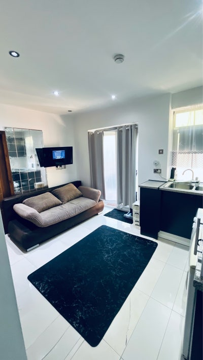 Modern Furnished Small Studio with own entrance Main Photo