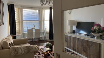Stylish, Spacious Room – Much Larger Than Photos  Main Photo