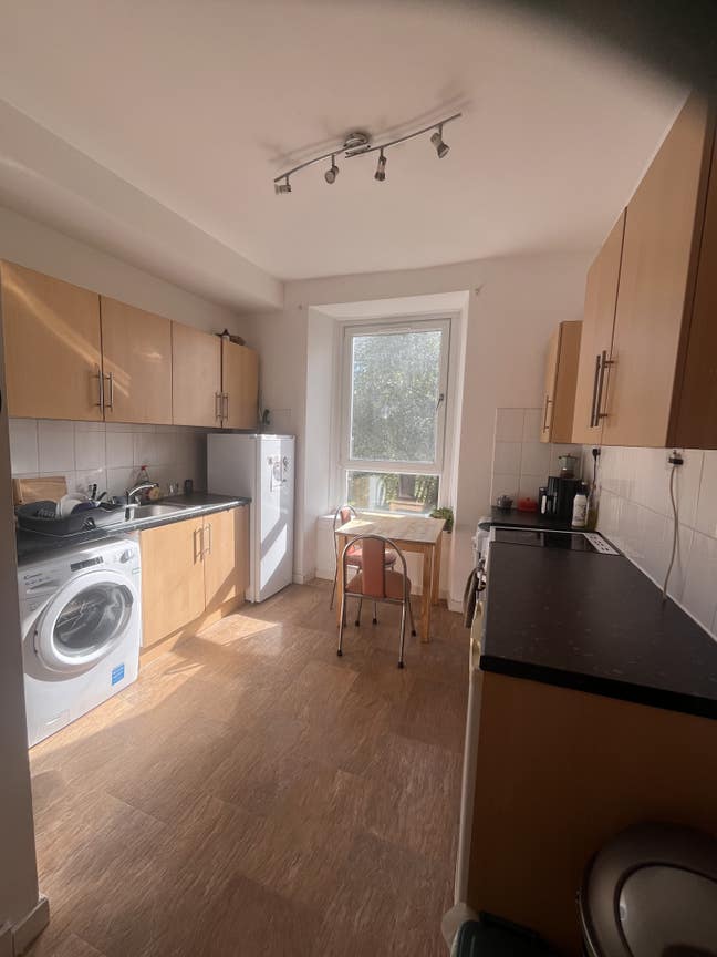 Double Rooms Available in a 3 Bed Flat in West End Main Photo