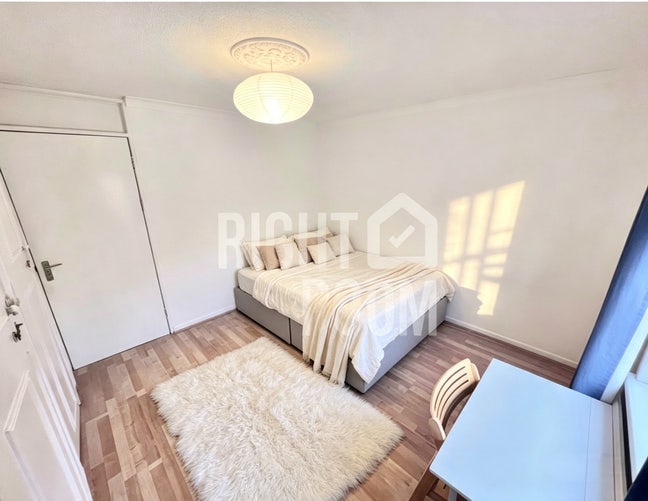 Wide Room - 5min to Station & Shops Closeby N7! Main Photo