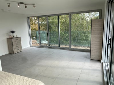 Absolutely stunning room in a penthouse w/ balcony Main Photo