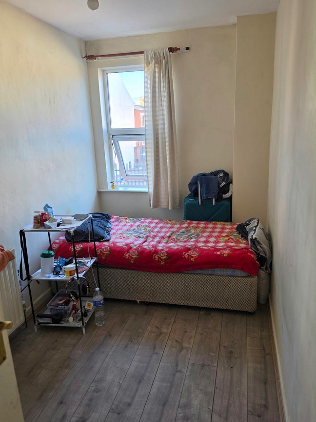 One Single bedroom Main Photo