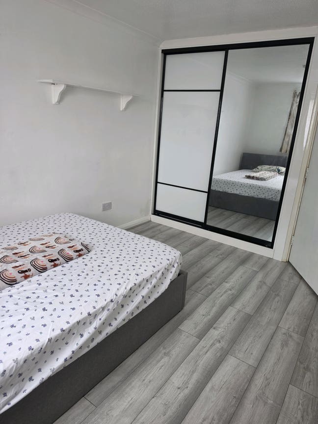 1 large double bed room  Main Photo