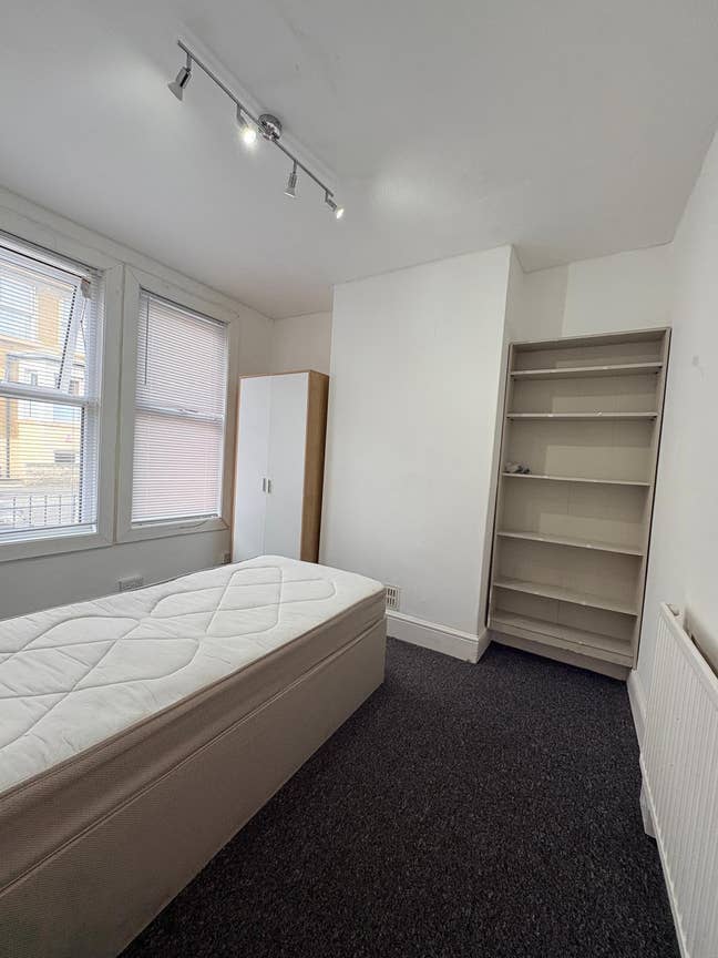 3 rooms available to rent in Chatham Me4 5e area Main Photo