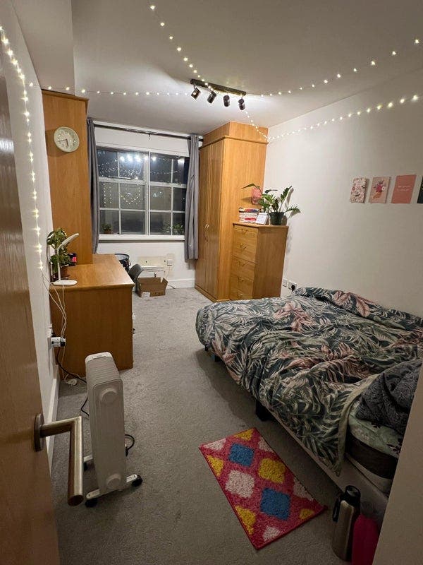 🏡 Bright Room + Private Garden Access | 2-Bed, 1- Main Photo