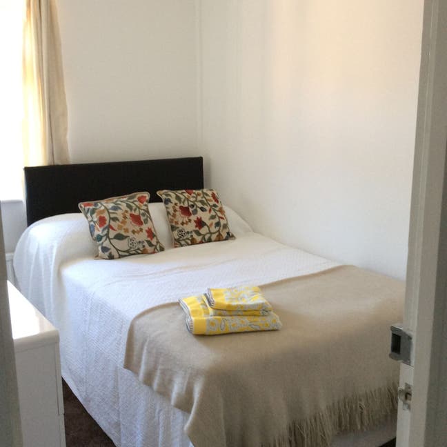 Small Double room South Ealing Main Photo