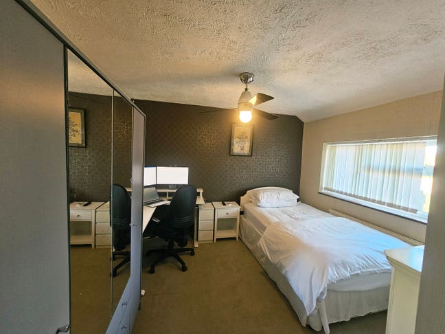 Professional and well-furnished room Main Photo