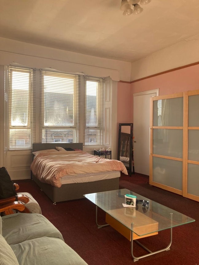 Three spacious Rooms available - Westend  Main Photo