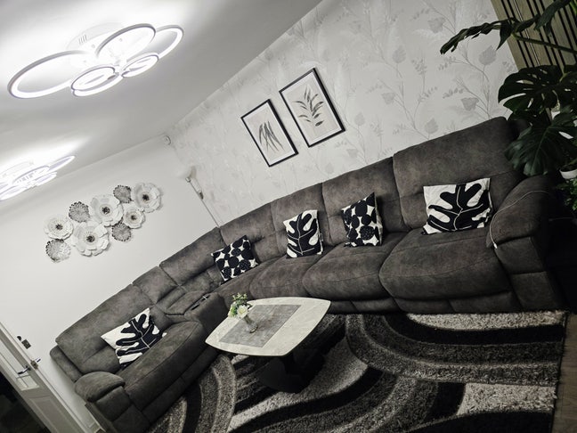 1. 🏡 Modern 5-Bedroom Park-Facing House | En-Suit Main Photo