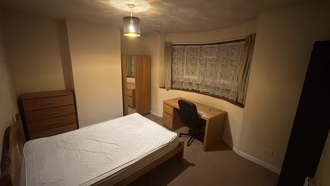 2 Double Rooms Available in a Large 5-Bed Detached Main Photo