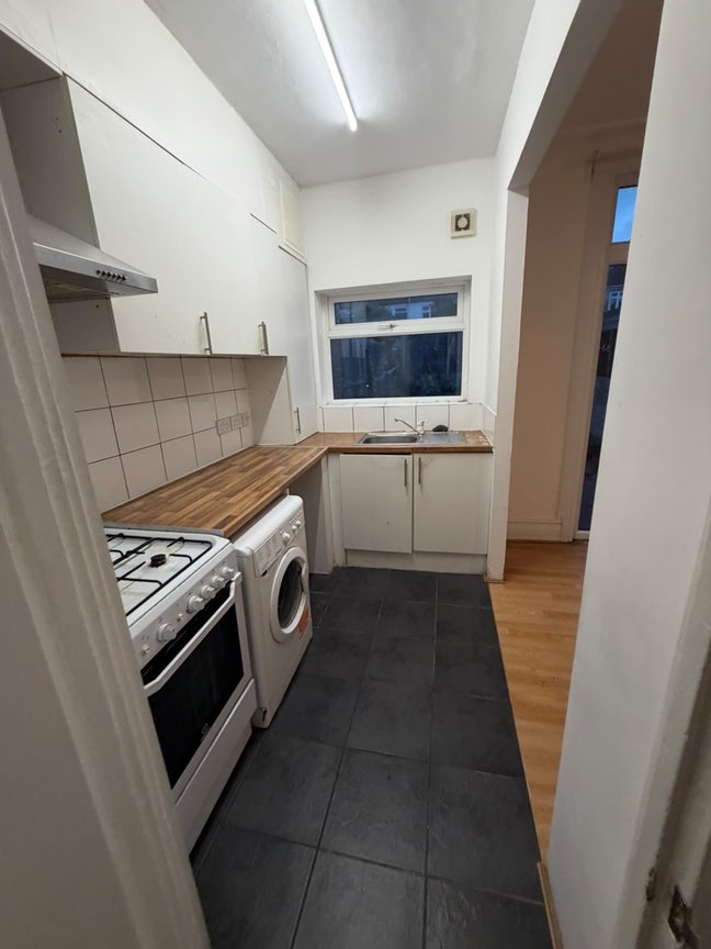 Fantastic 4 bed house Thornton Heath CR7 Main Photo