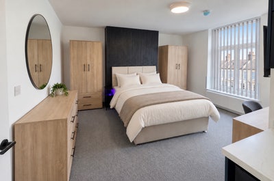 Large studio & ensuite rooms  (couples welcome) Main Photo