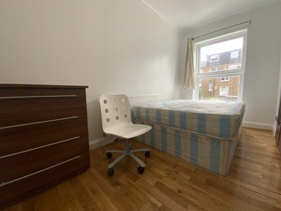 Three Doubles Near Hammersmith Goldhawk Rd Main Photo