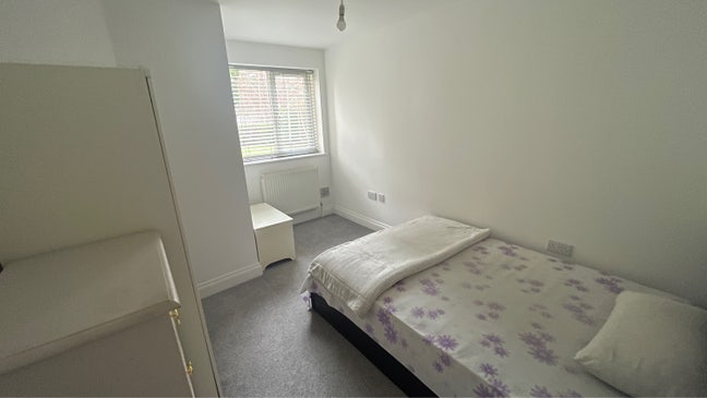Double Room available for rent in Staines town Main Photo