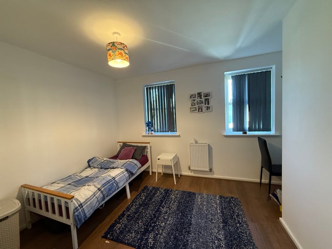 Lovely Furnished Room in Family Home  Main Photo