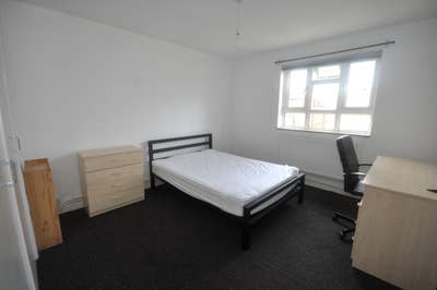 Spacious 2 Bedroom Flat Right by Regents Park! Main Photo