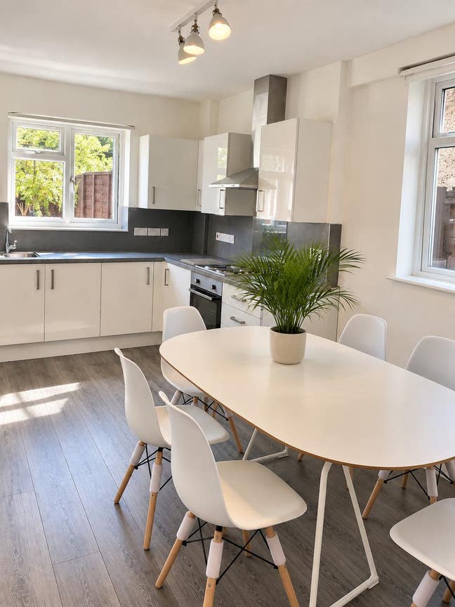 🏆Top Room in a Modern House 1 min to St🏆 Main Photo