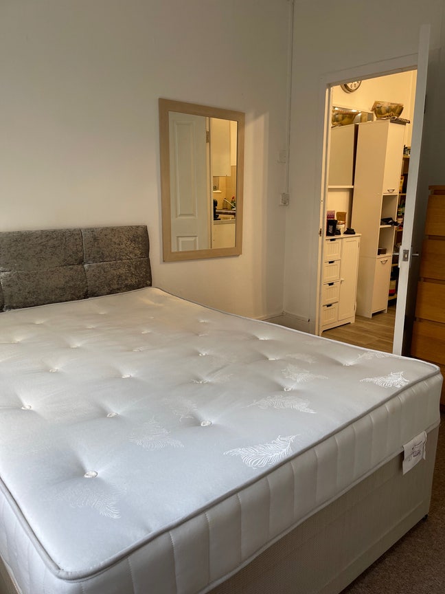 Bright Double room for students & professionals Main Photo
