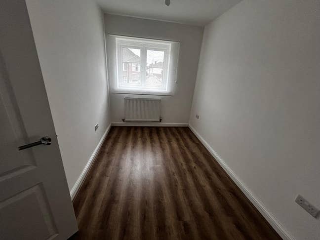 Large, fully furnished double bedroom Main Photo