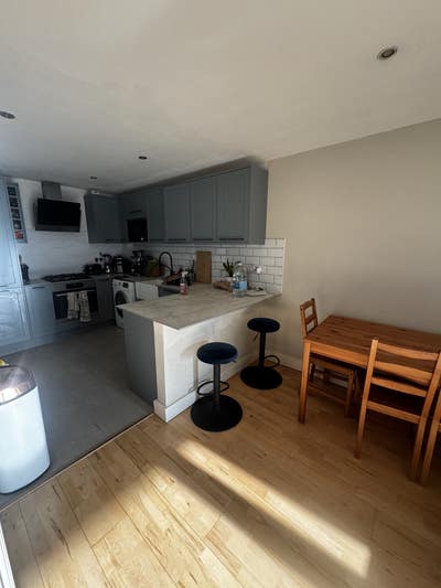 Spacious double room with walk in wardrobe ZONE 1 Main Photo