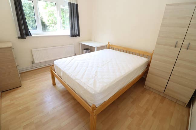 3 Rooms 1 Minute from District Line Main Photo