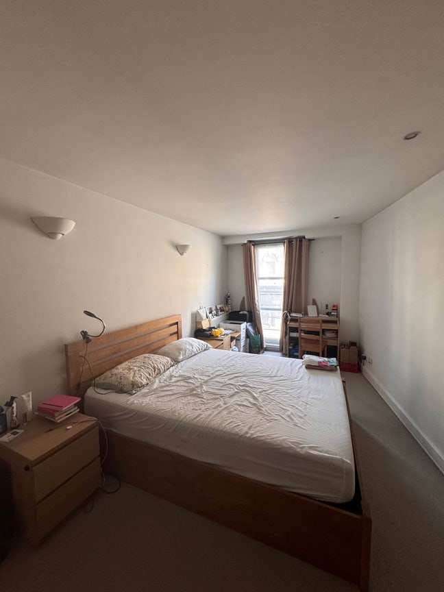 Spacious double bed with walk-in wardrobe, SE1 Main Photo