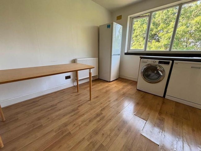 3-bed flat available for rent in N10 Main Photo