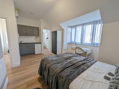 Modern Studio Style En-suite in Harrow Main Photo