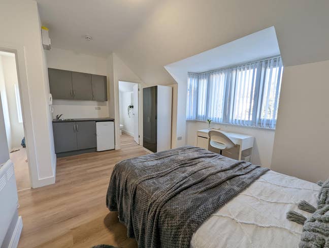 Modern Studio Style En-suite in Harrow Main Photo