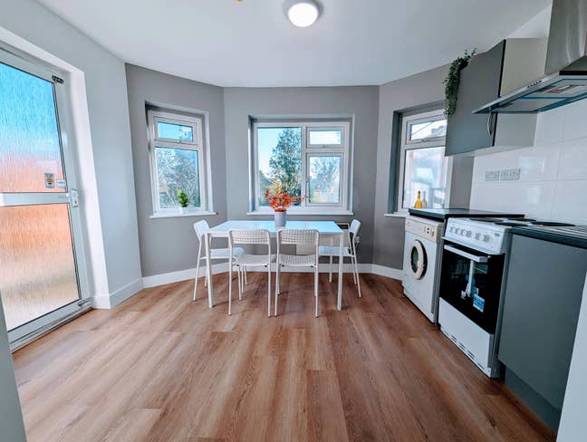 Modern Studio Style En-suite in Harrow Main Photo