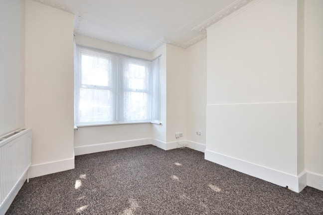 Newly Decorated 2 Bed Garden Flat in East Ham E12 Main Photo
