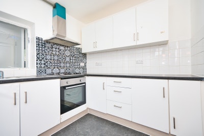 Newly Decorated 2 Bed Garden Flat in East Ham E12 Main Photo