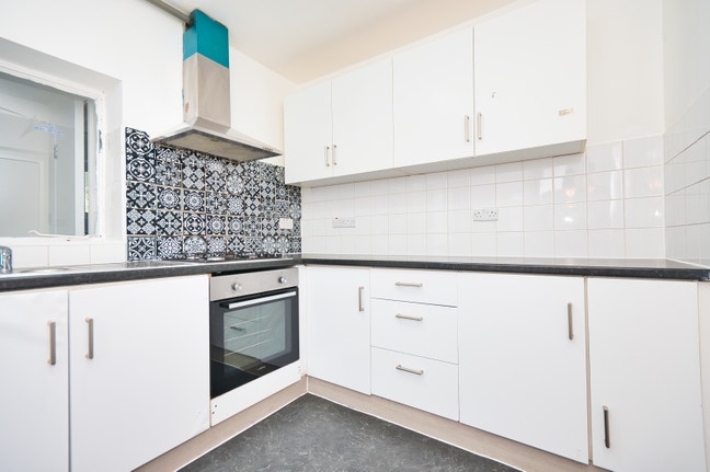 Newly Decorated 2 Bed Garden Flat in East Ham E12 Main Photo