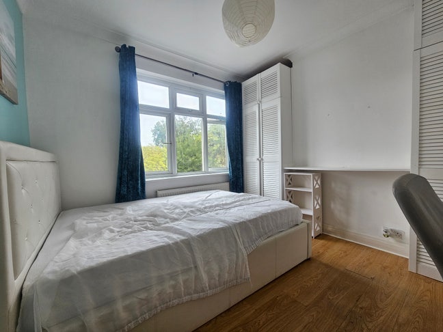 Spacious room available for rent Main Photo