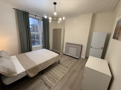 ✨🛏️ Double Room Available to Let in - Croydon Main Photo