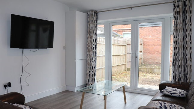 Spacious room in shared house  Main Photo