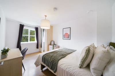 🌸 Double Room + Desk | Gated Community W13 Main Photo