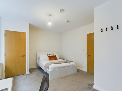 Last remaining ensuite room - Well meadow drive Main Photo
