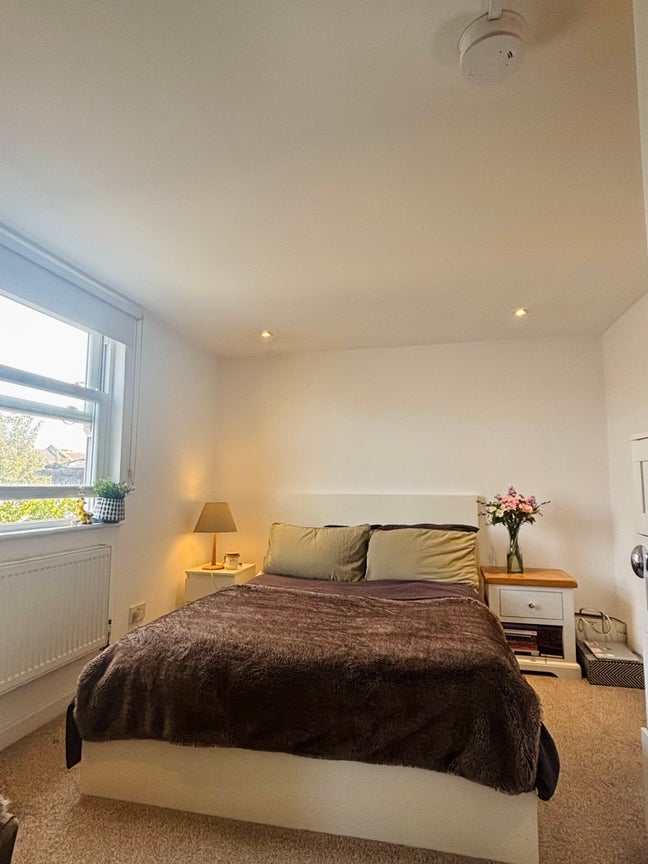 Double bed ensuite in an all girl house  Main Photo