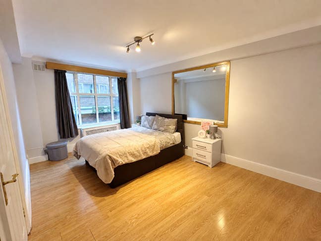 🌿 Prime Hyde Park – Spacious Master Room in 2-Bed Main Photo