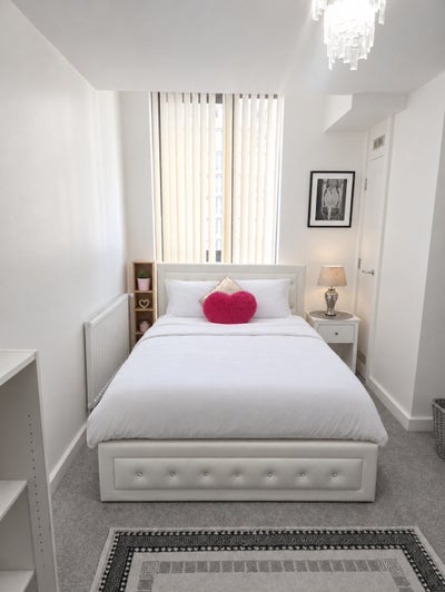Stunning double bedroom in beautiful apartment  Main Photo