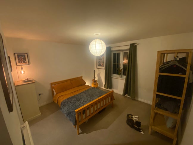 Large master bedroom w en-suite close to town cntr Main Photo