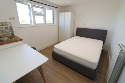 Walking Distance from Morden Station Main Photo